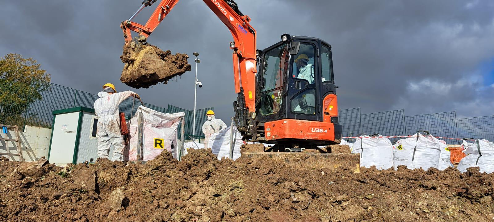 Operazioni di bonifica ambientale con macchinari specializzati